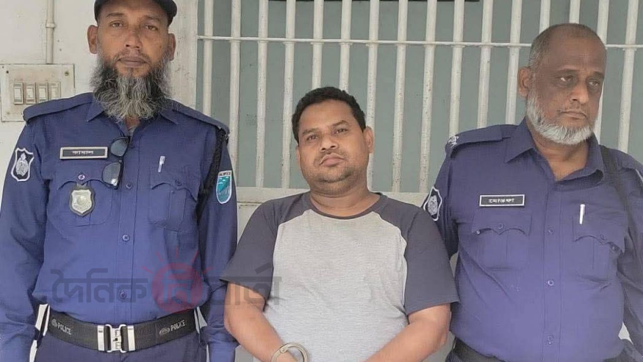 ছাত্র-জনতা হত্যা মামলার আসামি ও গাড়ি পোড়ানোয় অর্থ যোগানদাতা আ.লীগ নেতা বদরুল গ্রেফতার।